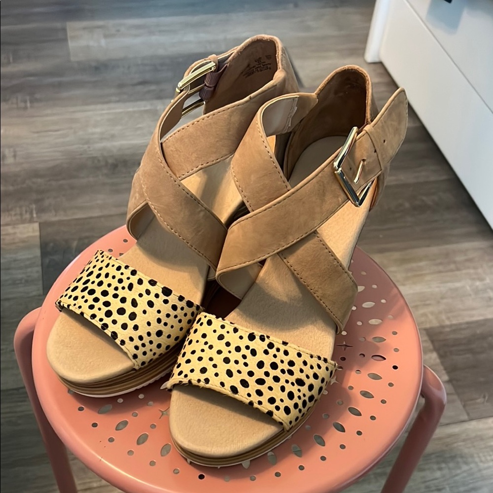 Dr. Scholl's Tan and Black Sandals with Cushioned Footbed